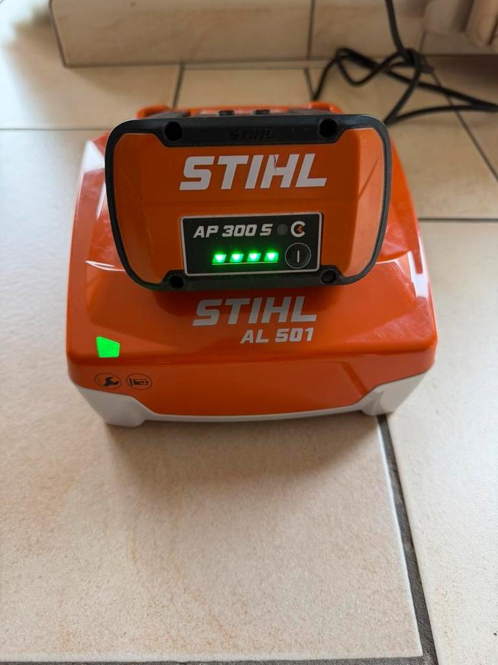 Chargeur rapide STIHL AL501 - ÉTAT NEUF - INUTILISÉ ! ! !, Jardin & Terrasse, Taille-haies, Neuf, Batterie, Enlèvement ou Envoi