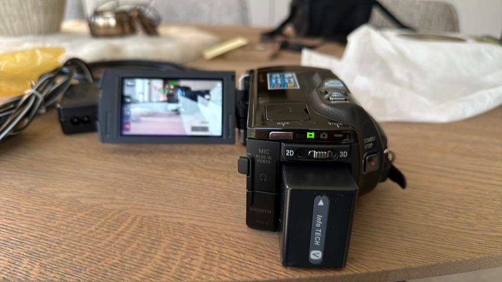 Sony HDR-TD10E Full HD 3D Handycam - Nieuwstaat in doos, TV, Hi-fi & Vidéo, Caméscopes numériques, Carte mémoire, Enlèvement ou Envoi