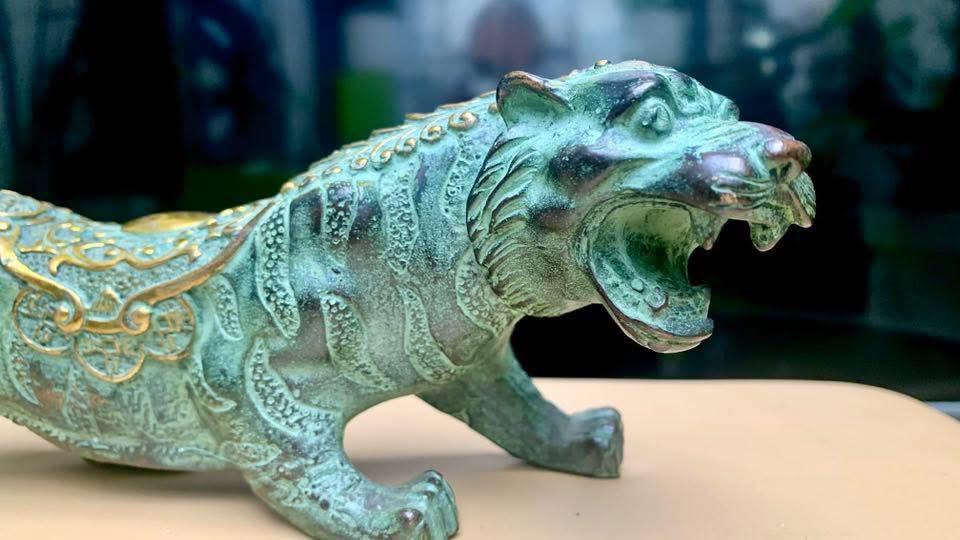 CHARISMA TIGER STATUE IN BRONZE ART IT’S A FENG-SHUI ITEM, Antiek en Kunst, Ophalen
