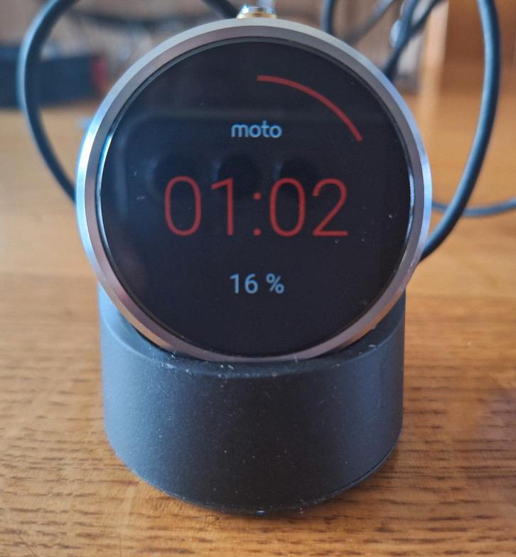 montre connectée SmartWatch - Motorola - moto 360, Handtassen en Accessoires, Sporthorloges, Gebruikt, Android, Zwart, Afstand
