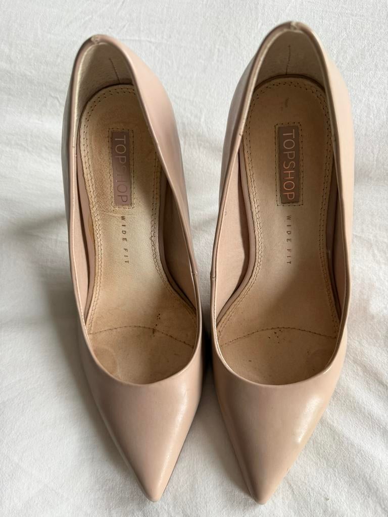Beige pump wide fit glanzend TOPSHOP - mt 39, Pumps, Beige, Ophalen of Verzenden, Gedragen