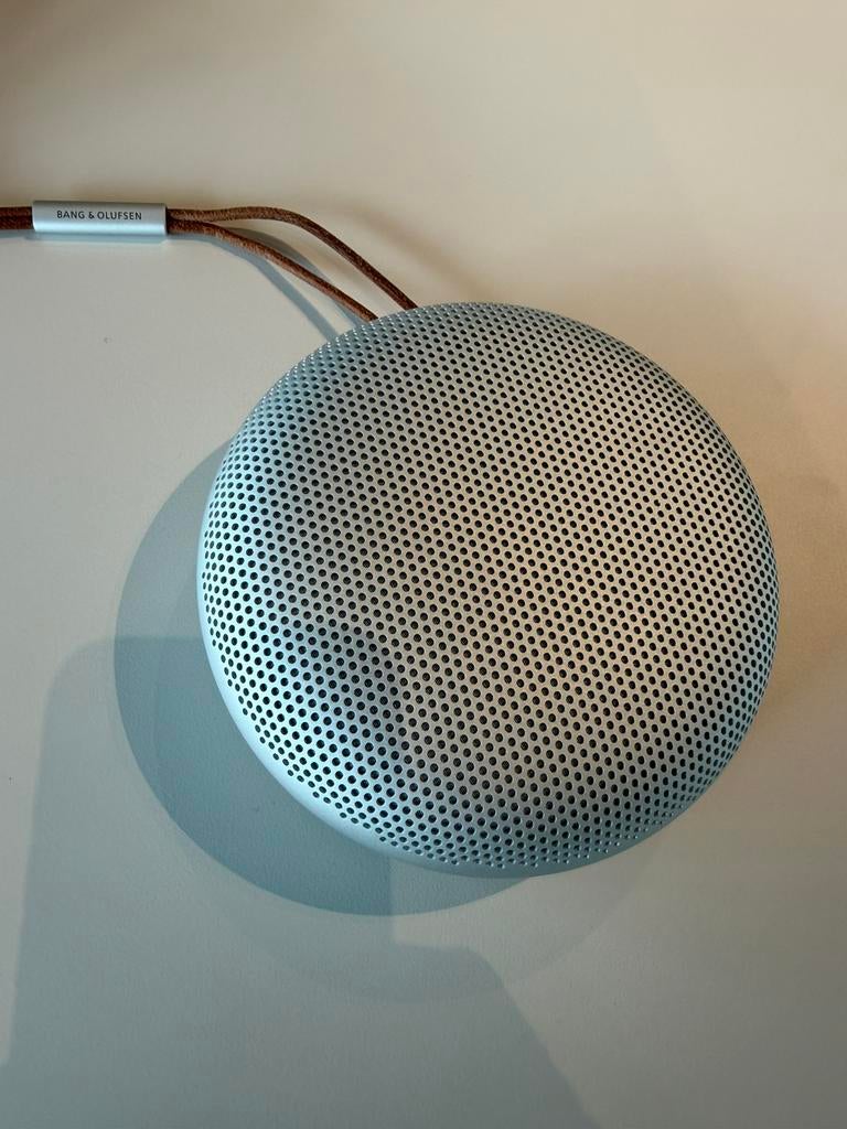 B&O Beosound A1 2nd gen grey mist, TV, Hi-fi & Vidéo, Enceintes, Neuf, Autres types, Moins de 60 watts, Autres marques, Enlèvement