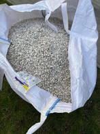 Lichtgrijze kiezels ongeveer halve kubieke meter, Tuin en Terras, Ophalen, Gebruikt, Grijs, Grind