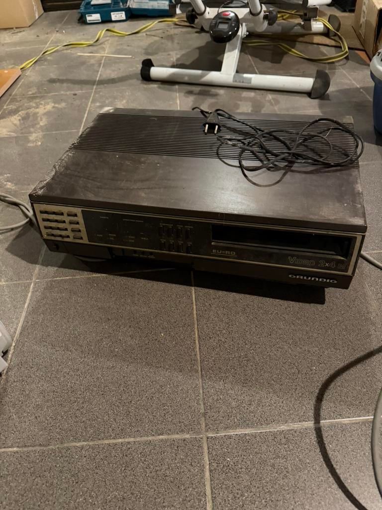 Lecteur vidéo V200 + 3 boîtiers complets de cassettes, Enlèvement, Utilisé