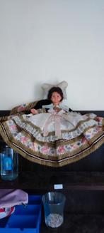 Poupée de lit costumée