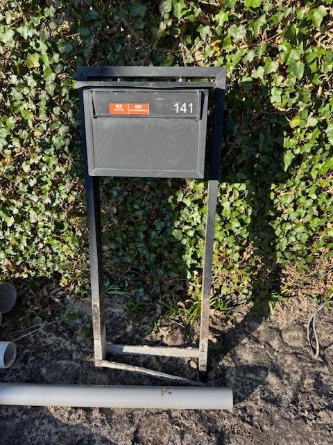Brievenbus aluminium op staander (LAROB-Brecht), Tuin en Terras, Brievenbussen, Gebruikt, Staande brievenbus, Aluminium, Ophalen
