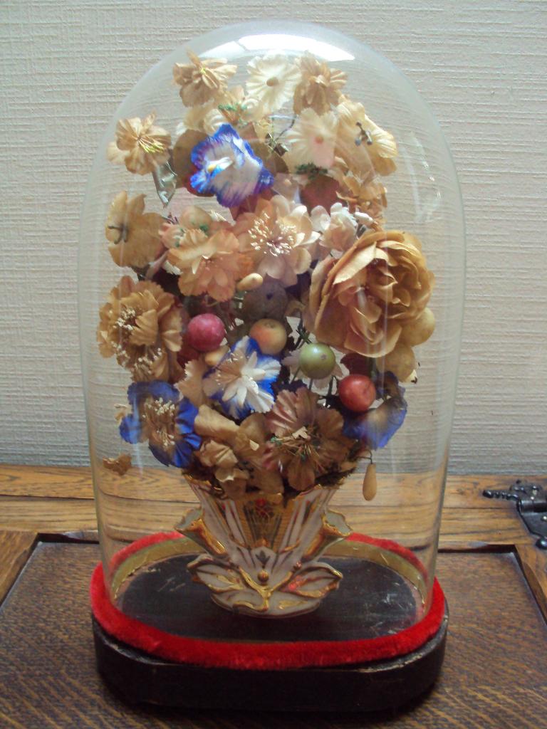 Antieken globe met vaasje en bloemetjes, Ophalen