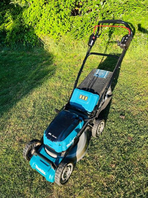 Grasmaaier Makita op accu, Tuin en Terras, Grasmaaiers, Zo goed als nieuw, Accu-grasmaaier, 40 t/m 49 cm, Cirkelmaaier, Opvangzak