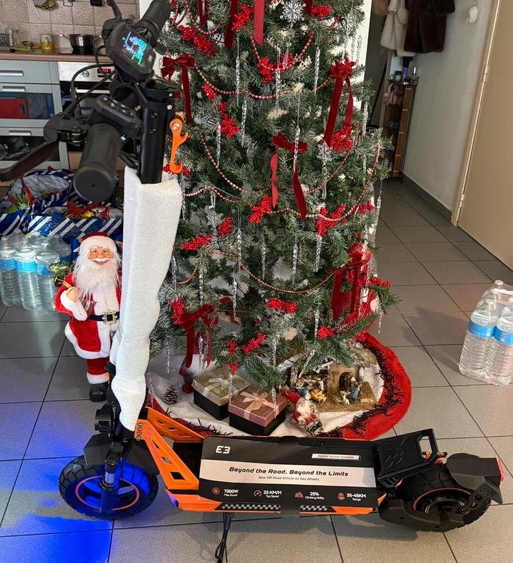 Trottinette électrique neuf 45 km, Vélos & Vélomoteurs, Trottinettes, Comme neuf, Enlèvement ou Envoi