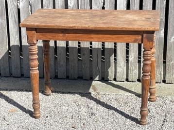 Vintage houten tafeltje met mooie patine beschikbaar voor biedingen