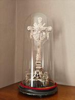 Crucifix avec cloche en verre, Enlèvement