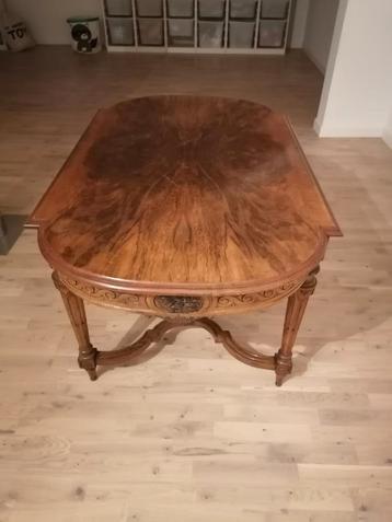 Antieke tafel beschikbaar voor biedingen