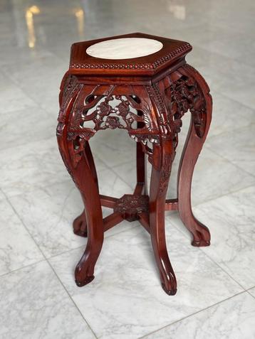 piëdestal in vuurhout beschikbaar voor biedingen