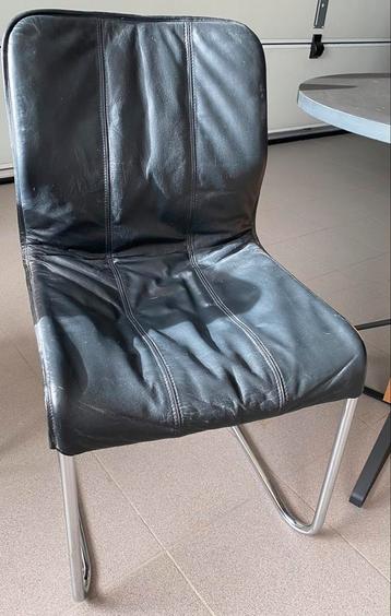 2 chaises design avec structure tubulaire