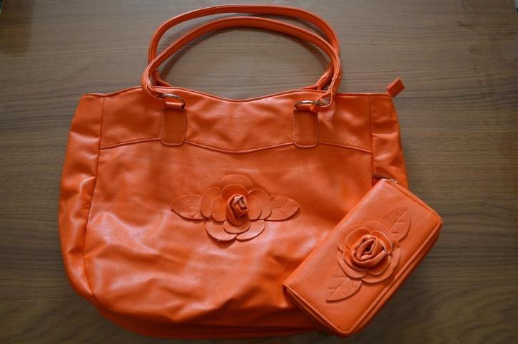 Grote tas en portemonnee met bloem oranje, Handtassen en Accessoires, Tassen | Damestassen, Gebruikt, Shopper, Oranje, Ophalen of Verzenden