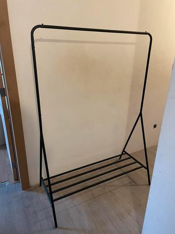 Kledingrek zwart beschikbaar voor biedingen