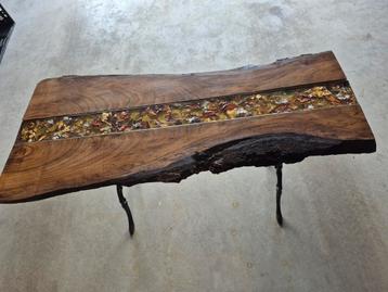 Prachtige handgemaakte tafel van hout/hars, op gietijzeren v beschikbaar voor biedingen