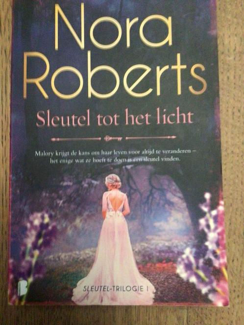 Nora Roberts - Sleutel tot het licht - prima staat, Boeken, Literatuur, Ophalen