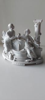 Porselein-Biscuit beeld 2 meisjes aan fontein in nieuwstaat., Antiek en Kunst, Ophalen of Verzenden