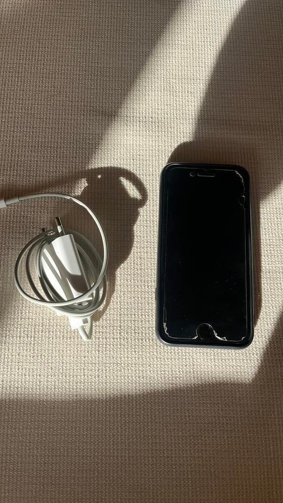 Iphone SE 2020 + lader + hoesje, Ophalen of Verzenden, Gebruikt, Zwart, IOS