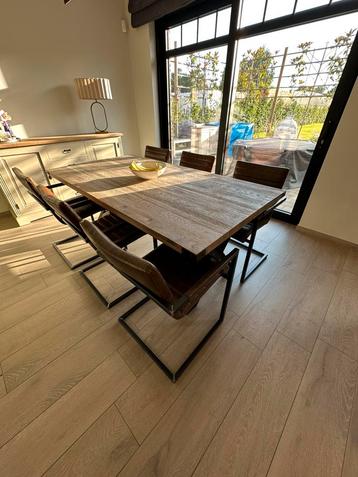 Eettafel + 6 landelijke stoelen beschikbaar voor biedingen