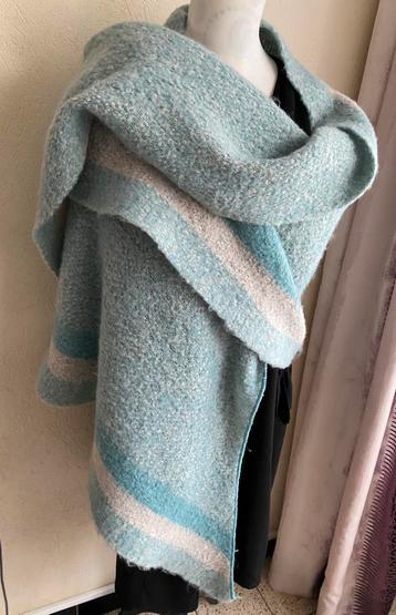 Zachte en warme oversized sjaal/sjaal beschikbaar voor biedingen