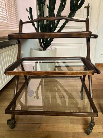 Zeer mooi antiek roltafeltje beschikbaar voor biedingen