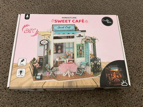 DIY SWEET CAFE miniatuur huisje hout/verlichting NIEUW 🫖🧁, Hobby en Vrije tijd, Modelbouw | Overige, Nieuw, Ophalen