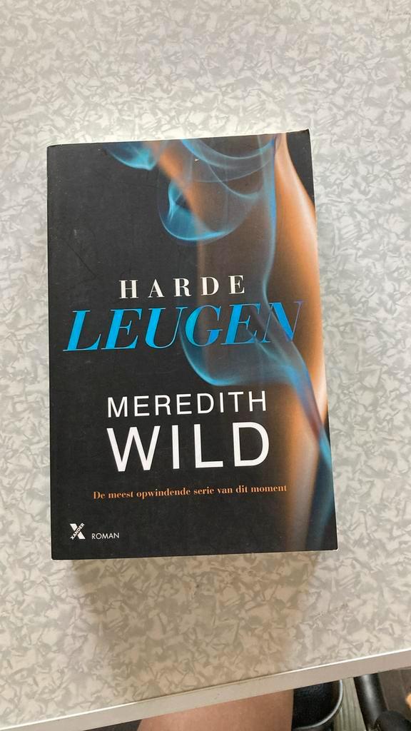 Meredith Wild - Harde leugen, Boeken, Literatuur, Zo goed als nieuw, Ophalen of Verzenden