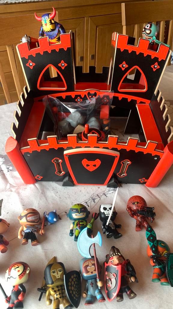 Houten kasteel en zijn 12 karakters, Kinderen en Baby's, Speelgoed | Actiefiguren, Zo goed als nieuw, Ophalen