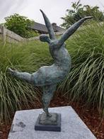 Dansende dame in brons opruiming de laatste 475 ipv 985 !!!, Tuin en Terras, Nieuw, Steen, Ophalen of Verzenden, Abstract beeld