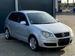 Volkswagen polo 1.2 benzine | Silver edition !, Auto's, Voorwielaandrijving, Stof, Zwart, 1198 cc
