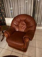 2 grote bruine lederen clubzetels met poef, Ophalen, Gebruikt, Leer