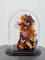 Glazen stolp met droogbloemen en vlinders