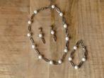Set 4 : collier/bracelet/boucles d'oreilles : avec perles bl, Bijoux, Sacs & Beauté, Colliers, Comme neuf, Autres matériaux, Enlèvement
