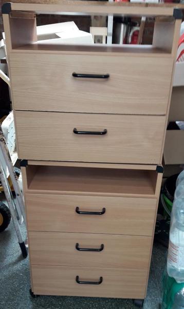 Ladekastjes bureau beschikbaar voor biedingen