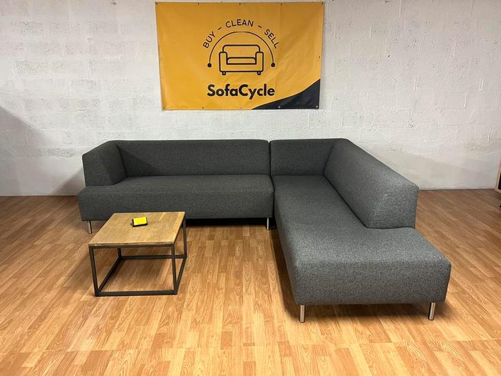 Merkzetel: Coming – moderne grijze hoekzetel - SofaCycle, Huis en Inrichting, Zetels | Voetbanken en poefs, Zo goed als nieuw