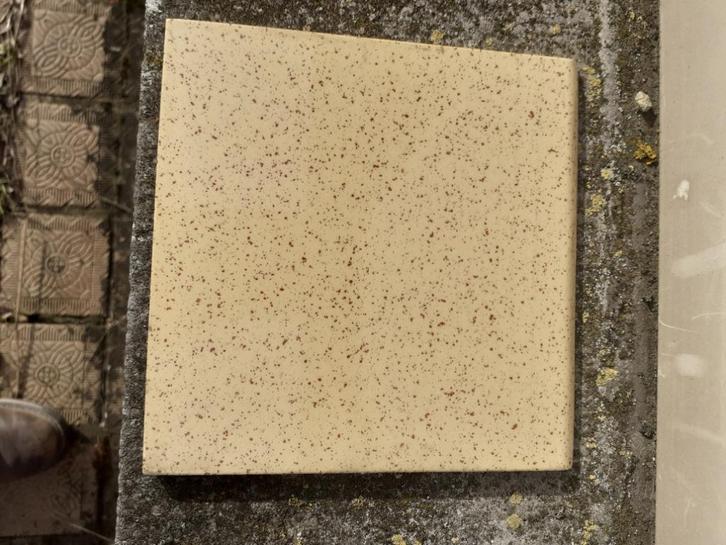 Vintage tegel 15x15x0,5 geel gepigmenteerd met bruine afschu, Antiek en Kunst, Antiek | Keramiek en Aardewerk, Ophalen
