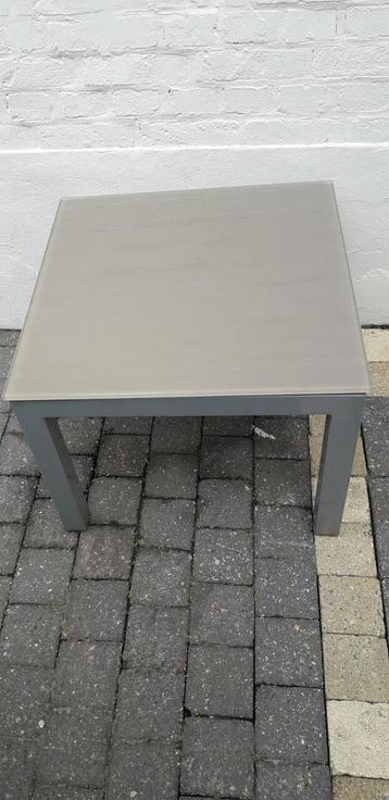 Table d'appoint en aluminium avec plateau en verre laqué