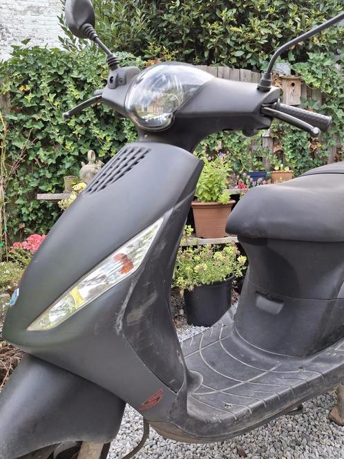 Scooter A-klasse (zo goed als nieuw uit 2022), Fietsen en Brommers, Scooters | Piaggio, Gebruikt, Zip, Klasse A (25 km/u), Benzine