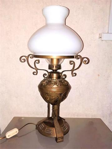 Antieke koperen tafellamp met mooie details