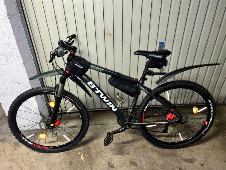 VTT B’TWIN Rockrider + 2 casques + pompe à air, Fietsen en Brommers, Fietsen | Mountainbikes en ATB, Gebruikt, Heren, Overige merken