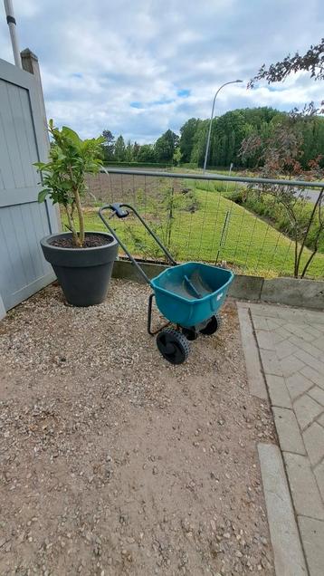 Strooiwagen en wel  beschikbaar voor biedingen