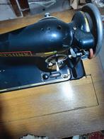 Machine à coudre dans une armoire avec placage, années 1950, Hobby & Loisirs créatifs, Machines à coudre & Accessoires, Enlèvement