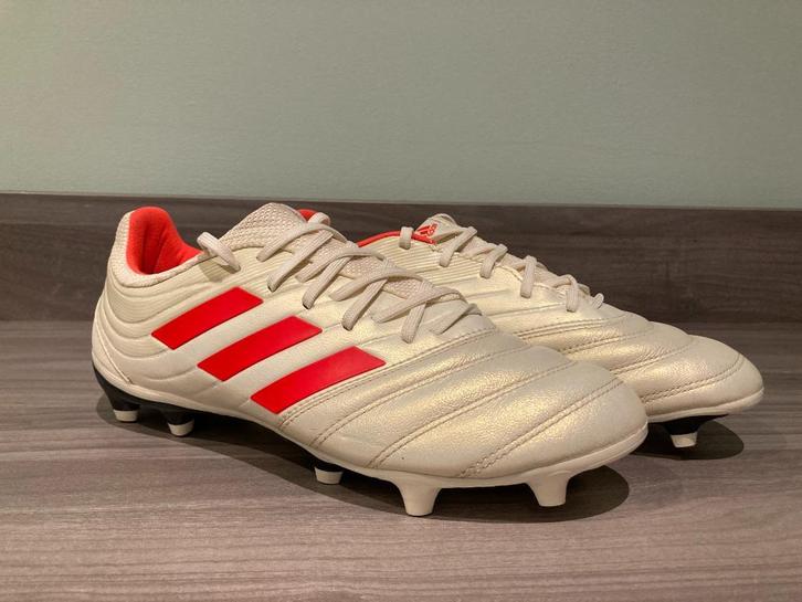 Voetbalschoenen Adidas maat 40, Sport en Fitness, Voetbal, Zo goed als nieuw, Schoenen, Ophalen