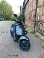 Vespa sprint a klasse (custom kleur), Fietsen en Brommers, Ophalen, Zo goed als nieuw