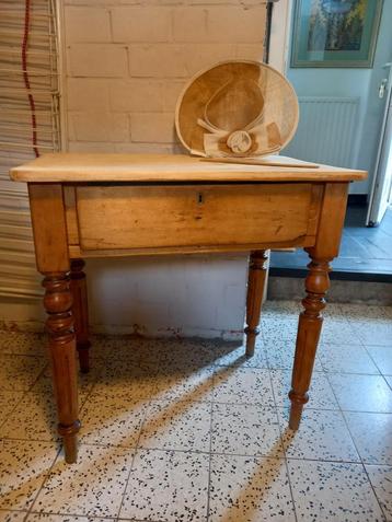 Kleine grenen tafel, jaren 40 beschikbaar voor biedingen