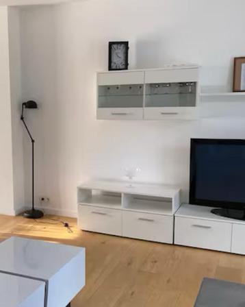 2 hangkasten en 2 legkasten op de grond te koop  beschikbaar voor biedingen