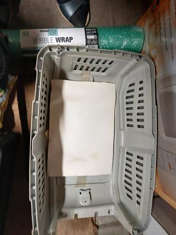 Kattenbak en reismandje beschikbaar voor biedingen