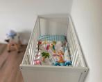 Babybed ledikant Ikea Sundvik wit met matras, Kinderen en Baby's, Kinderkamer | Bedden, Ophalen, Zo goed als nieuw, Matras
